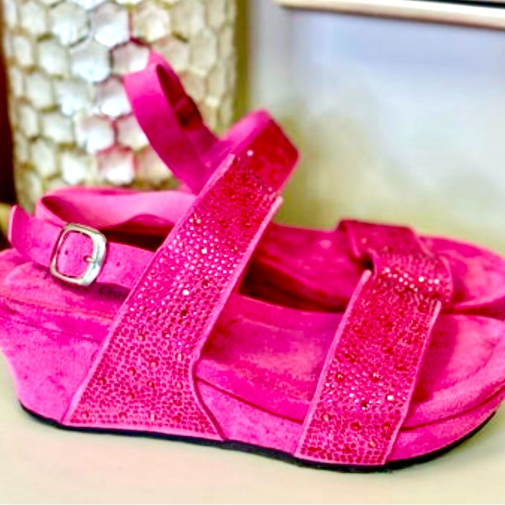 The Ramona Wedge by Pierre Dumas Fuchsia Sandal Size 11 with stones NWOB comfy.